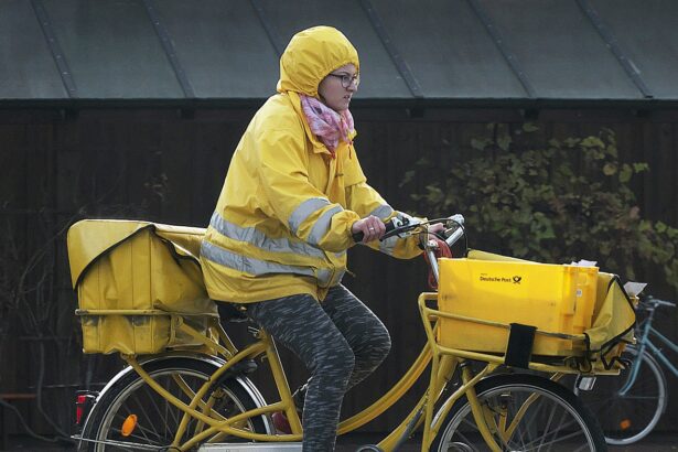 Ταχυδρόμος της Deutsche Post παραδίδει την αλληλογραφία με ποδήλατο