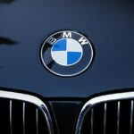 Αυτοκίνητο BMW με το σήμα κατατεθέν της εταιρείας