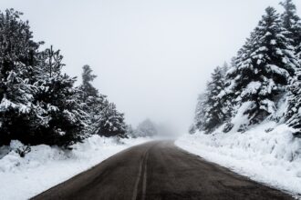 Παγωμένος δρόμος και χιονισμένο τοπίο στη Γερμανία