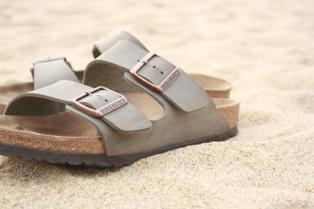 Σανδάλια της γερμανικής εταιρίας Birkenstock σε αμμώδη παραλία