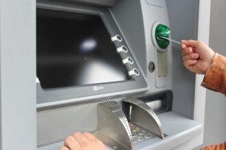 ATM σε γερμανική τράπεζα και ανάληψη χρημάτων