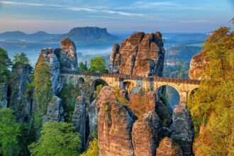 Η Bastei Bridge στα Sandstone Mountains στη Σαξονική Ελβετία