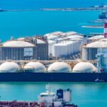 Εμπορικό λιμάνι με δεξαμενές LNG