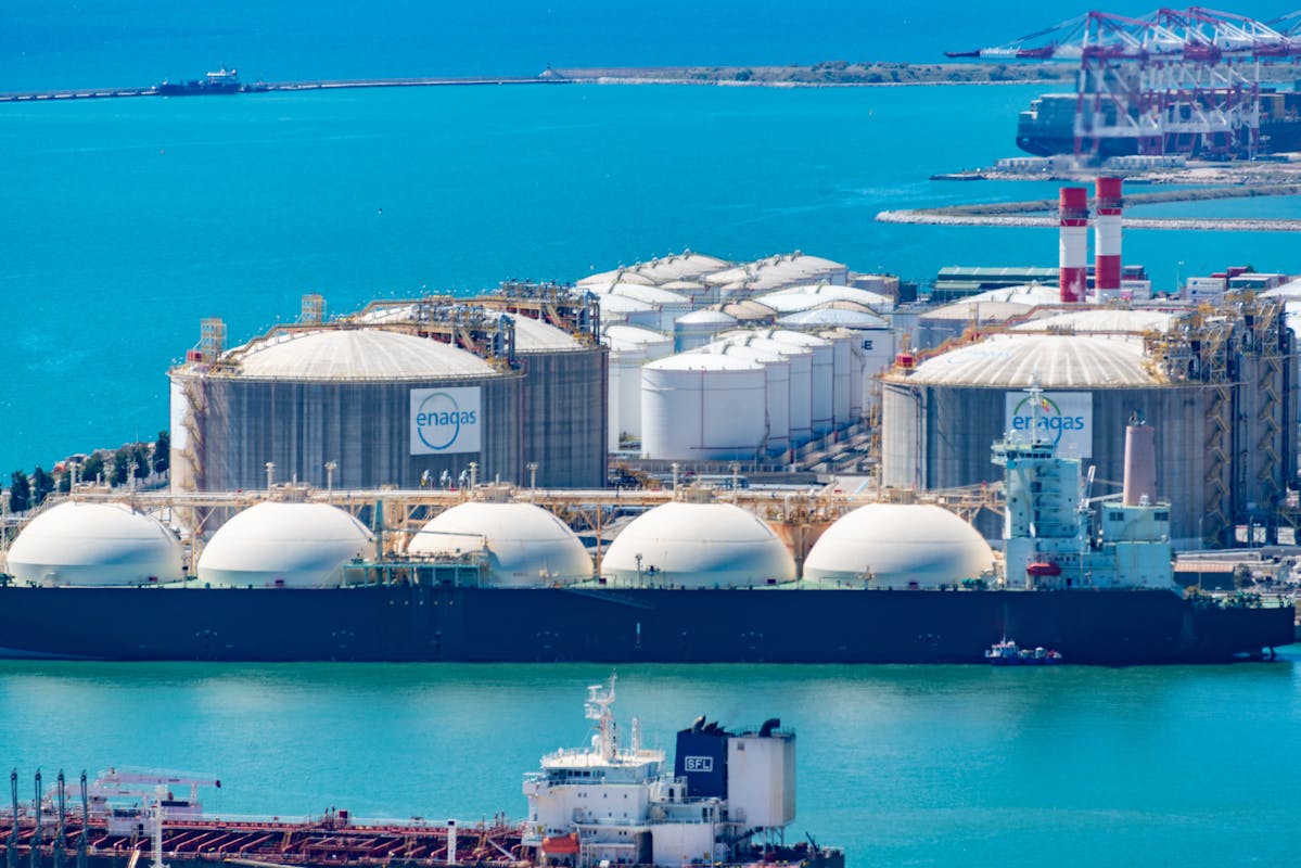 Εμπορικό λιμάνι με δεξαμενές LNG