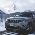 Jeep SUV παρκαρισμένο σε χιονισμένο δρόμο