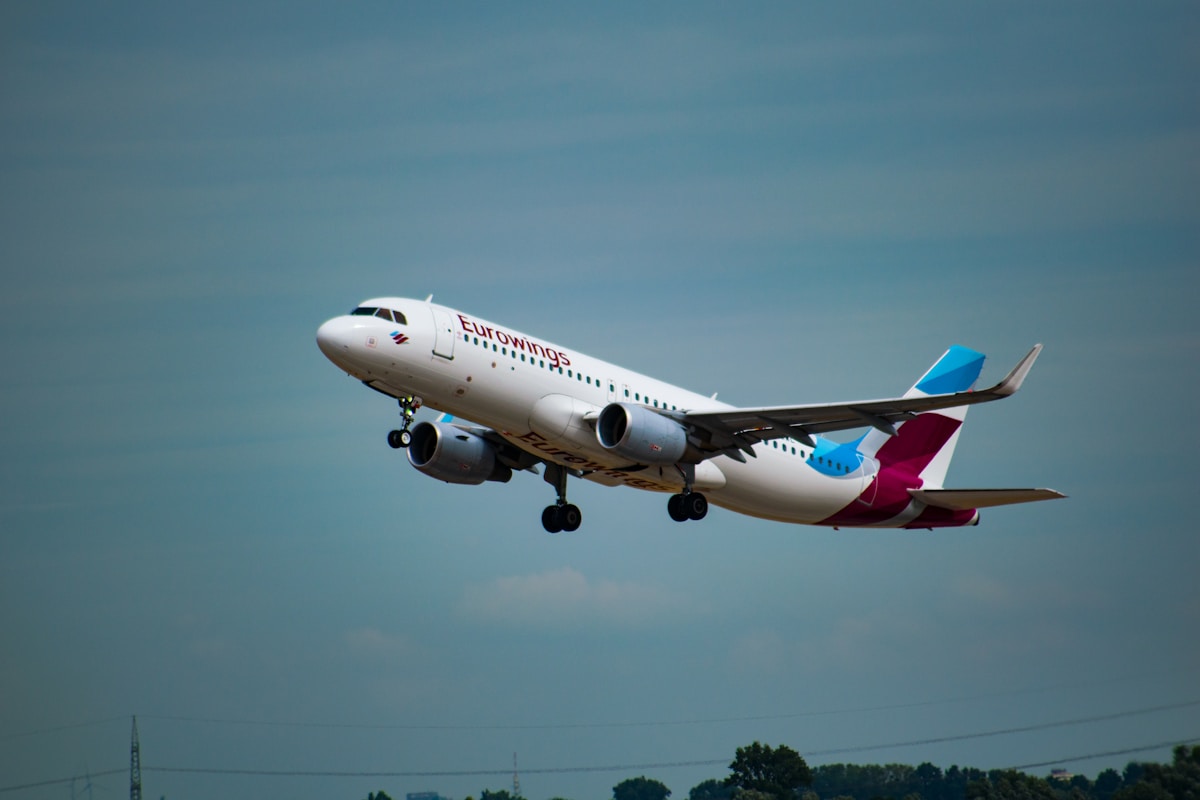 Επιβατικό αεροσκάφος της Eurowings μετά την απογείωση από γερμανικό αεροδρόμιο