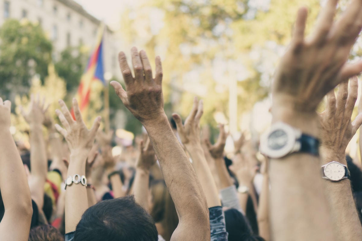 Άνθρωποι με σηκωμένα χέρια σε διαδήλωση