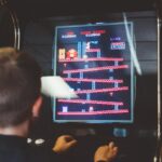 Παιδί παίζει Donkey Kong σε arcade