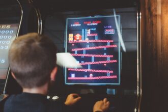 Παιδί παίζει Donkey Kong σε arcade