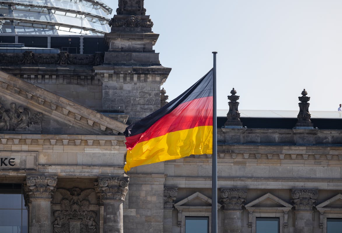 Γερμανική σημαία έξω από το κτίριο του Reichstag