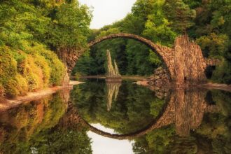 Η Rakotzbrücke, γνωστή και ως η γέφυρα του διαβόλου στη Σαξονία