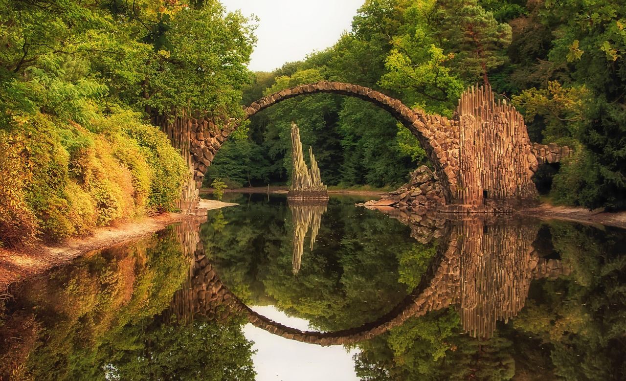 Η Rakotzbrücke, γνωστή και ως η γέφυρα του διαβόλου στη Σαξονία